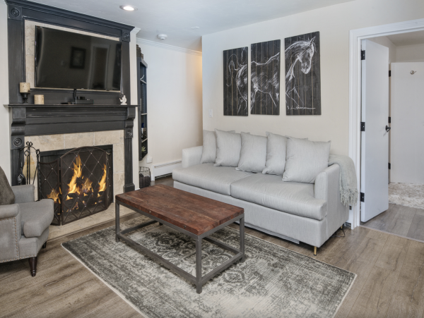 Luxury 2 Bedroom Sleeps 8 - 75 Yards to Gondola- Hot tub